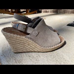 Brand NEW Toms Wedge Sandals Size 7